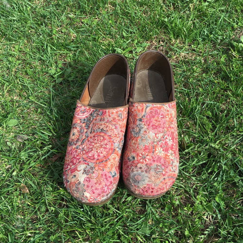 Adorable Sanita Clogs 40